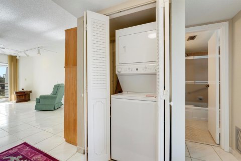 Condo in Lake Worth, Florida, 2 bedrooms № 2260319 - photo 4