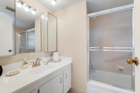 Condo in Lake Worth, Florida, 2 bedrooms № 2260319 - photo 17