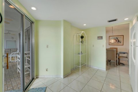 Condo in Lake Worth, Florida, 2 bedrooms № 2260319 - photo 9