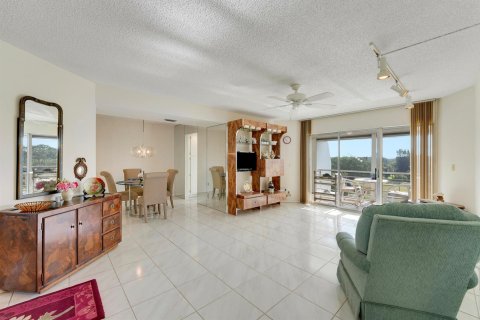 Condo in Lake Worth, Florida, 2 bedrooms № 2260319 - photo 11