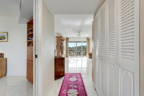 Condo in Lake Worth, Florida, 2 bedrooms № 2260319 - photo 2