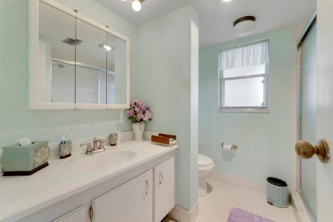 Condo in Lake Worth, Florida, 2 bedrooms № 2260319 - photo 16