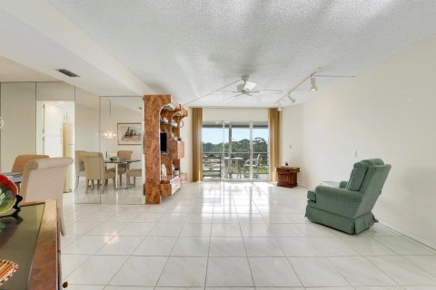 Condo in Lake Worth, Florida, 2 bedrooms № 2260319 - photo 10