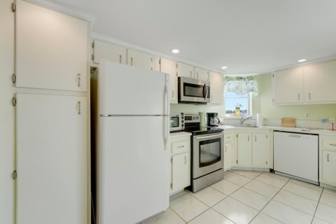 Condo in Lake Worth, Florida, 2 bedrooms № 2260319 - photo 7