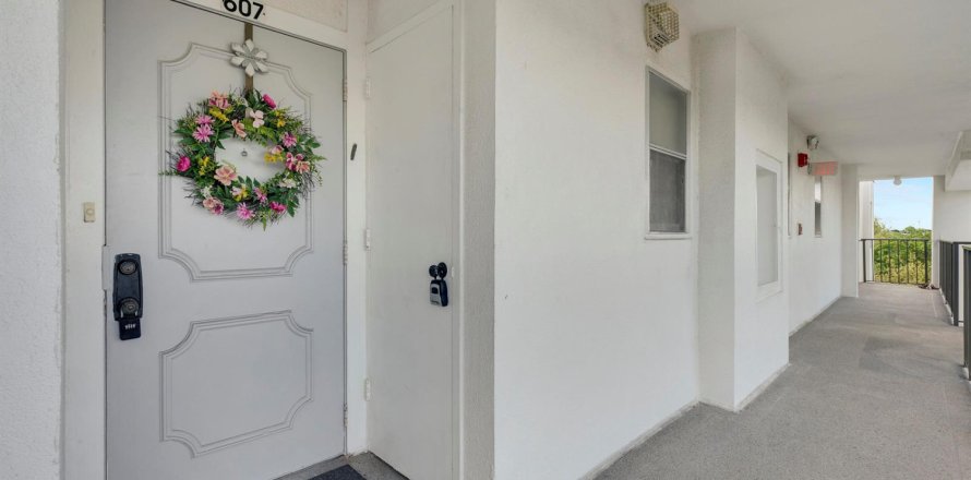 Condo in Lake Worth, Florida, 2 bedrooms № 2260319