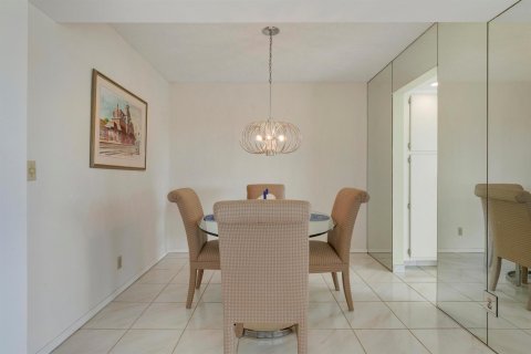 Condo in Lake Worth, Florida, 2 bedrooms № 2260319 - photo 5