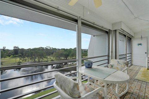 Condo in Lake Worth, Florida, 2 bedrooms № 2260319 - photo 21