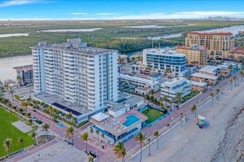 Condominio en alquiler en Hollywood, Florida, 2 dormitorios, 95.69 m2 № 2044284 - foto 3