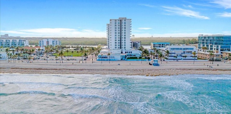 Condominio en Hollywood, Florida, 2 dormitorios  № 2044284