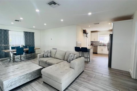 Снять в аренду виллу или дом в Холливуд, Флорида 3 спальни, 124.58м2, № 1950277 - фото 1