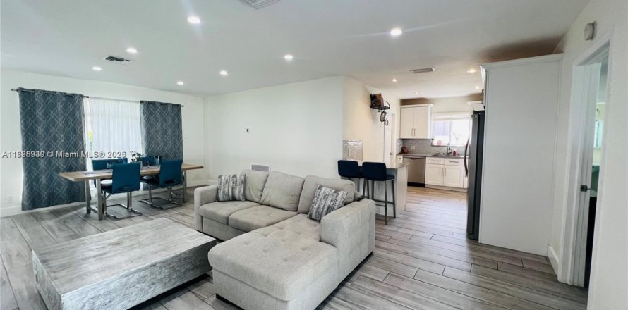 Дом в Холливуд, Флорида 3 спальни, 124.58м2 № 1950277