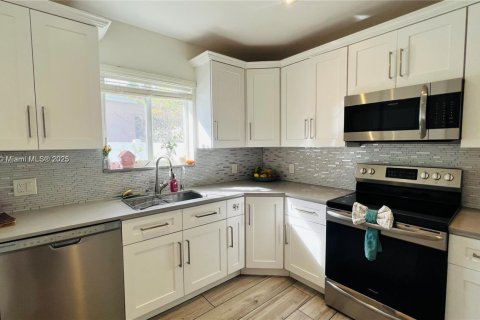 Снять в аренду виллу или дом в Холливуд, Флорида 3 спальни, 124.58м2, № 1950277 - фото 5