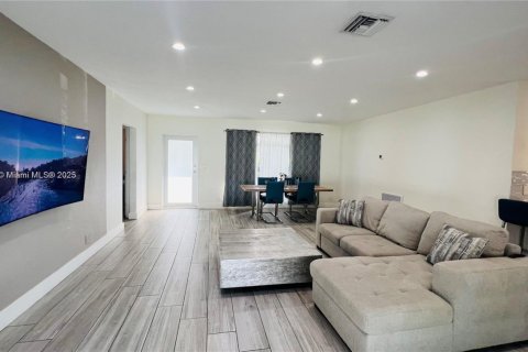 Снять в аренду виллу или дом в Холливуд, Флорида 3 спальни, 124.58м2, № 1950277 - фото 17