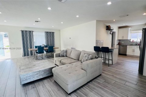 Снять в аренду виллу или дом в Холливуд, Флорида 3 спальни, 124.58м2, № 1950277 - фото 2