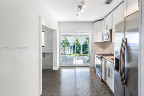 Купить виллу или дом в Окленд-Парк, Флорида 2 спальни, 79.52м2, № 1989353 - фото 8