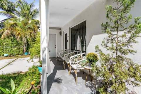 Купить виллу или дом в Окленд-Парк, Флорида 2 спальни, 79.52м2, № 1989353 - фото 1