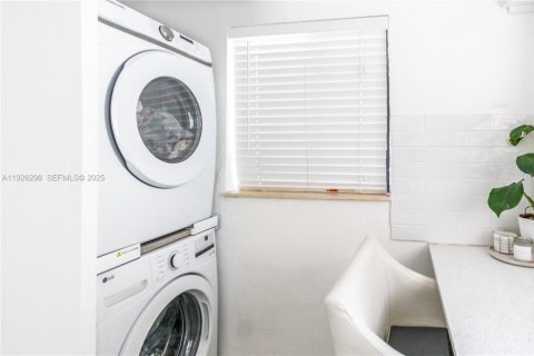 Купить виллу или дом в Окленд-Парк, Флорида 2 спальни, 79.52м2, № 1989353 - фото 9