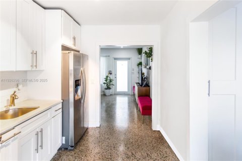 Купить виллу или дом в Окленд-Парк, Флорида 2 спальни, 79.52м2, № 1989353 - фото 5