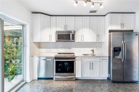 Купить виллу или дом в Окленд-Парк, Флорида 2 спальни, 79.52м2, № 1989353 - фото 4