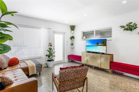 Купить виллу или дом в Окленд-Парк, Флорида 2 спальни, 79.52м2, № 1989353 - фото 2