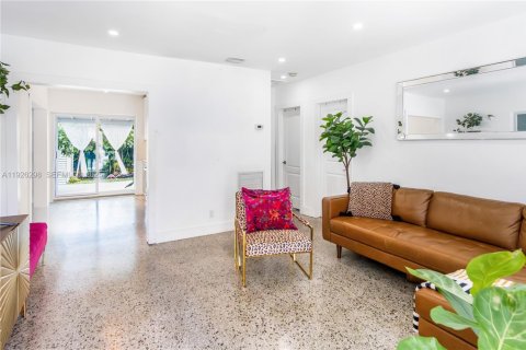 Купить виллу или дом в Окленд-Парк, Флорида 2 спальни, 79.52м2, № 1989353 - фото 3