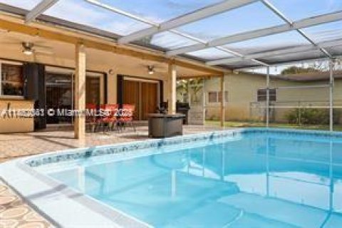 House in Pembroke Pines, Florida 4 bedrooms, 173.26 sq.m. № 1890622 - photo 2