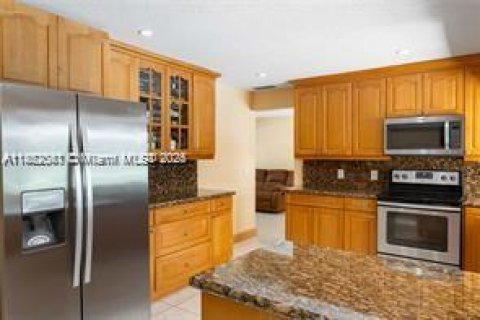 House in Pembroke Pines, Florida 4 bedrooms, 173.26 sq.m. № 1890622 - photo 6