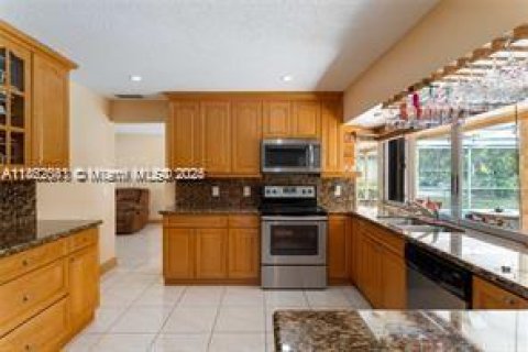 House in Pembroke Pines, Florida 4 bedrooms, 173.26 sq.m. № 1890622 - photo 5