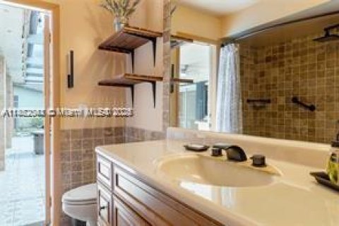 House in Pembroke Pines, Florida 4 bedrooms, 173.26 sq.m. № 1890622 - photo 8
