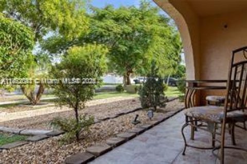 House in Pembroke Pines, Florida 4 bedrooms, 173.26 sq.m. № 1890622 - photo 4