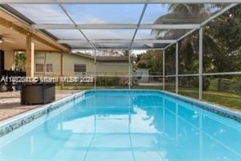 House in Pembroke Pines, Florida 4 bedrooms, 173.26 sq.m. № 1890622 - photo 1