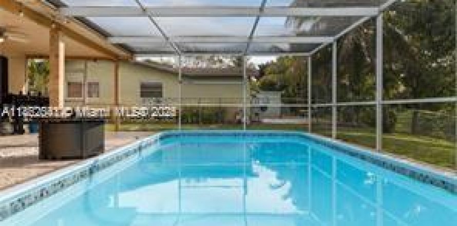 House in Pembroke Pines, Florida 4 bedrooms, 173.26 sq.m. № 1890622