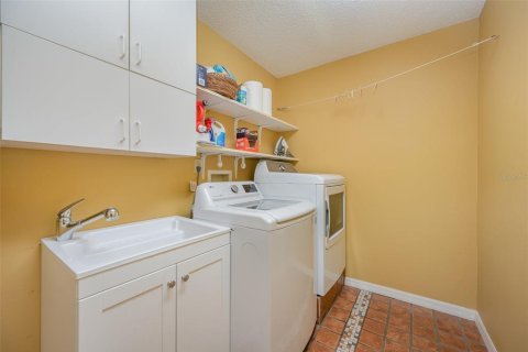 House in Cocoa, Florida 4 bedrooms, 269.23 sq.m. № 1757818 - photo 25