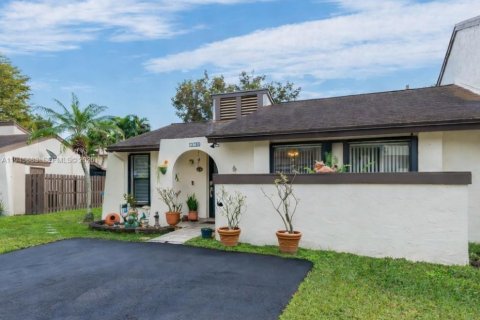 Villa ou maison à vendre à Miami, Floride: 3 chambres, 109.9 m2 № 2004596 - photo 2