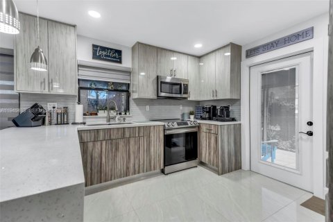 Villa ou maison à vendre à Miami, Floride: 3 chambres, 109.9 m2 № 2004596 - photo 17