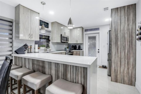 Villa ou maison à vendre à Miami, Floride: 3 chambres, 109.9 m2 № 2004596 - photo 14