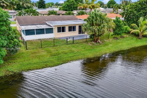Villa ou maison à vendre à Tamarac, Floride: 2 chambres, 130.62 m2 № 2402692 - photo 2
