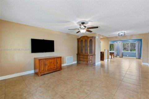 Villa ou maison à vendre à Tamarac, Floride: 2 chambres, 130.62 m2 № 2402692 - photo 12