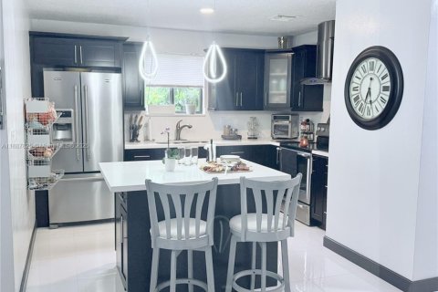 House in Miami, Florida 3 bedrooms, 112.41 sq.m. № 1942607 - photo 4