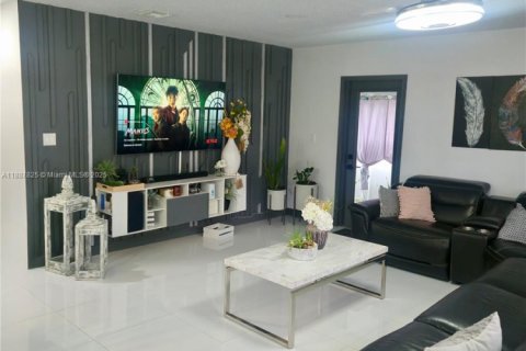 House in Miami, Florida 3 bedrooms, 112.41 sq.m. № 1942607 - photo 2