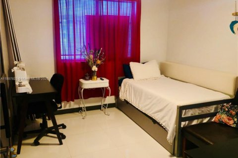 House in Miami, Florida 3 bedrooms, 112.41 sq.m. № 1942607 - photo 13