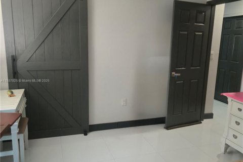 House in Miami, Florida 3 bedrooms, 112.41 sq.m. № 1942607 - photo 8