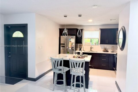 House in Miami, Florida 3 bedrooms, 112.41 sq.m. № 1942607 - photo 3