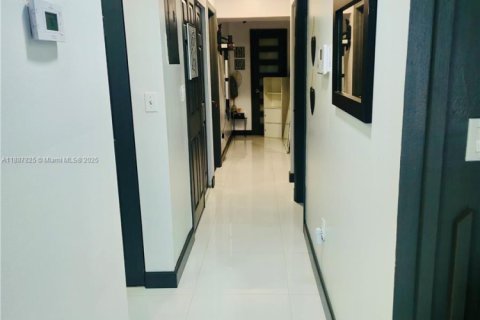 House in Miami, Florida 3 bedrooms, 112.41 sq.m. № 1942607 - photo 12