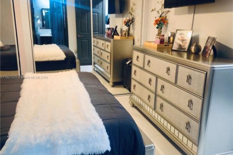 House in Miami, Florida 3 bedrooms, 112.41 sq.m. № 1942607 - photo 10