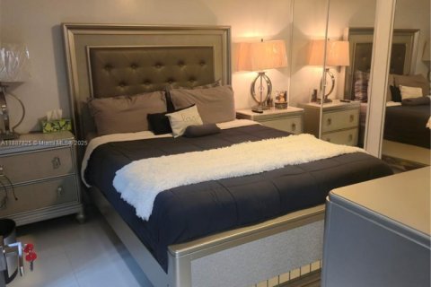 House in Miami, Florida 3 bedrooms, 112.41 sq.m. № 1942607 - photo 9