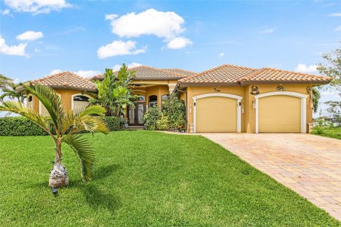 House in Cape Coral, Florida 3 bedrooms, 279.82 sq.m. № 2294750