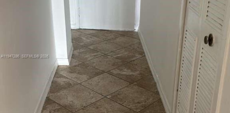 Кондоминиум с 1 спальней в Норт-Майами-Бич, Флорида № 2003510