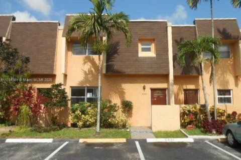 Townhouse in Lauderhill, Florida 3 bedrooms, 132.66 sq.m. № 1706253 - photo 1