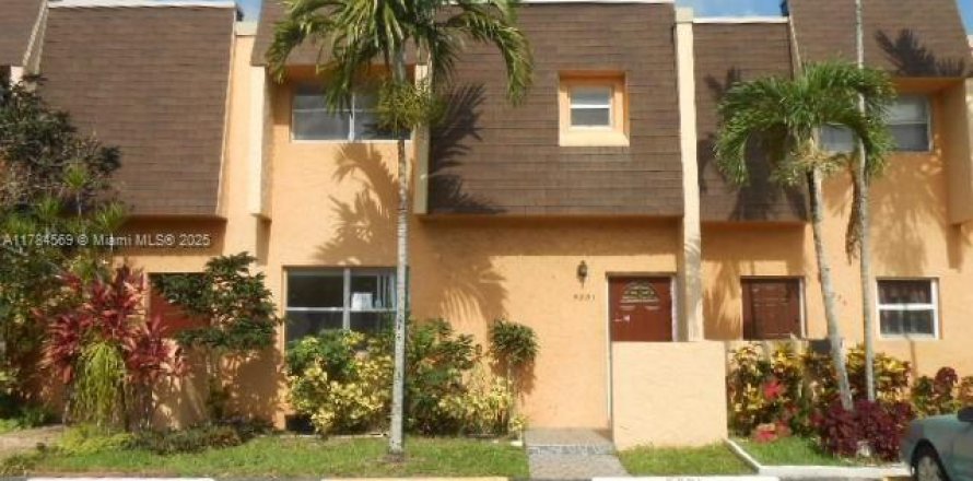 Townhouse in Lauderhill, Florida 3 bedrooms, 132.66 sq.m. № 1706253